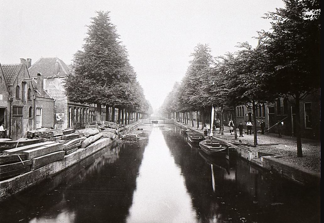 1900 plm Levendaalbrug en houtopslag.jpg
